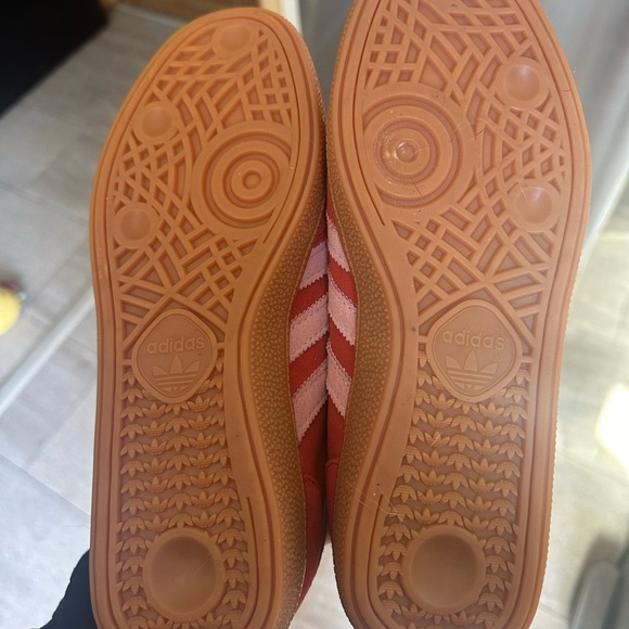 Pink Spezial Adidas Women’s Shoes will fit a size 7-7.5! Run large - Picture 2 of 3